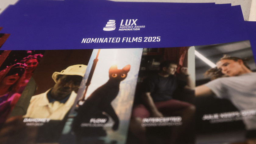 Foto. En bunke med kort som viser de nominerte filmene.