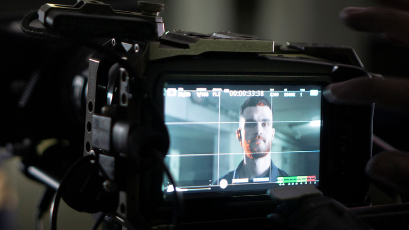 Foto. Et display på et kamera viser en mann.