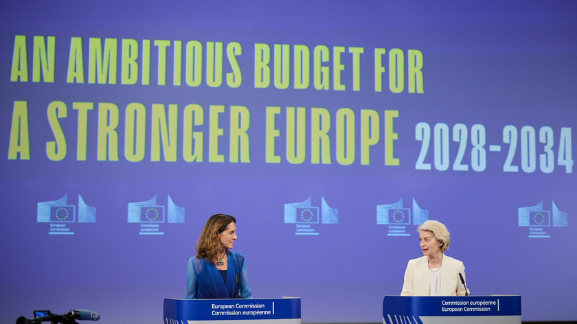 Foto. To damer bak hver sin talerstol. I bakgrunnen er det et stort lerret.