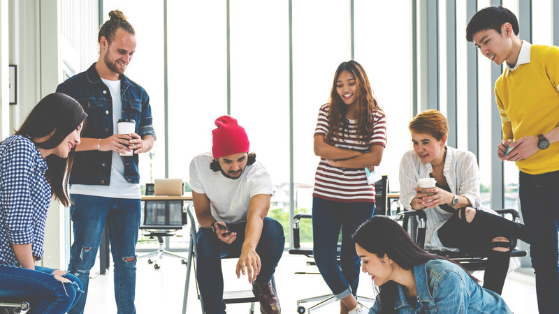 Foto. En gruppe unge mennesker samarbeider.