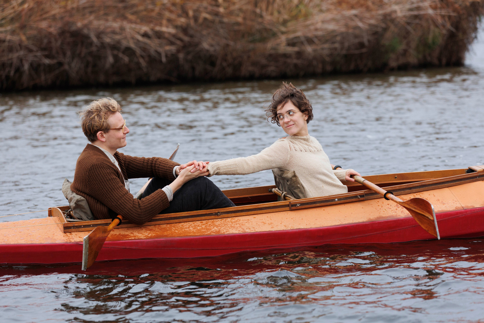 Foto. En mann og en dame i en kano.