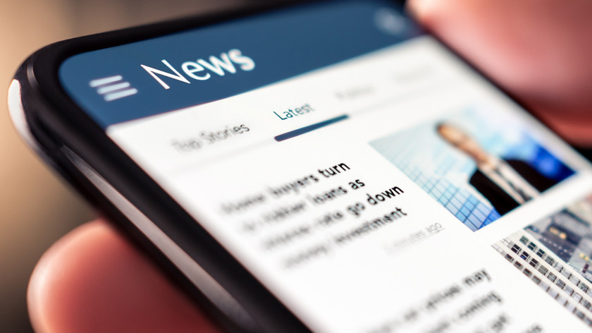 Foto. Nærblide av en mobil i en hånd.