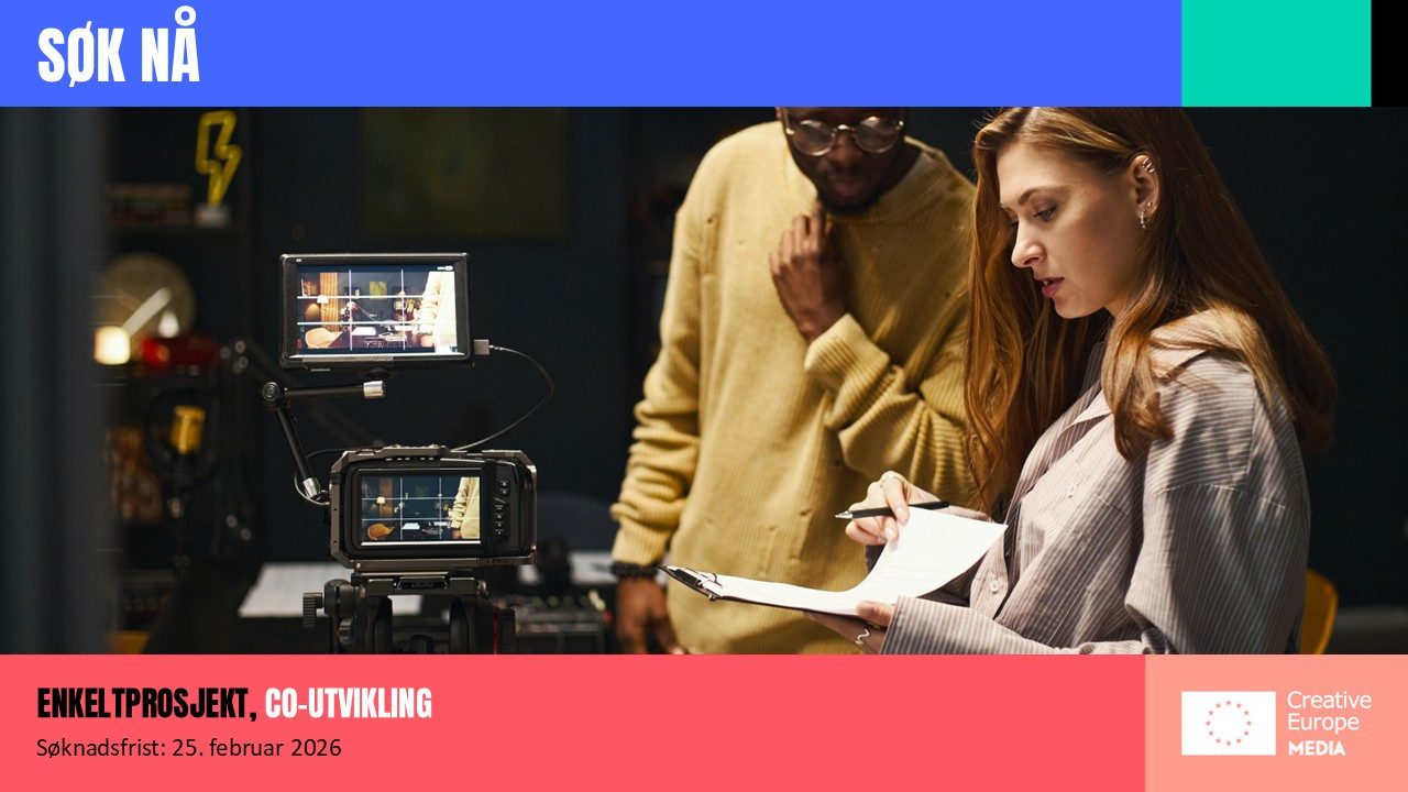 Illustrasjon/foto. Søk nå. Enkeltprosjekt, co-utvikling. Søknadsfrist 25. februar 2026. En mann og en dame står ved siden av et filmkamera som filmer. Hun har en blokk og en penn som de begge ser på.